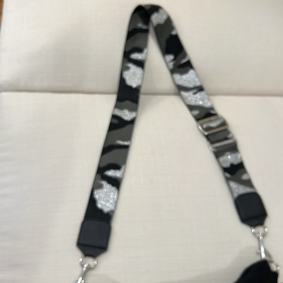 Black bag with camo strap - Picture 3 of 5